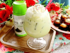 Cuối cùng cho đá vào ly, chế trà sữa vào, phủ lên một lớp kem topping lên trên mặt là xong rồi đấy. Chúc bạn thành công và ngon miệng nha.