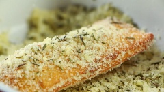 Sau khi chiên xong, liền lăn bánh qua 100gr phô mai bột và 50gr lá thyme, lăn nhanh tay để hơi nóng của bánh sẽ giúp bám bột hơn nhé.
