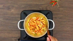 200gr thịt cua mua loại luộc sẵn, đem về trụng sơ qua nước sôi rồi vớt ra để ráo nước. Cho thịt cua vào tô, ướp với 1 muỗng canh hạt nêm và 10gr hành lá cắt nhỏ rồi trộn đều. Bắc chảo nóng, thêm vào 2 muỗng canh dầu màu điều rồi cho thịt cua vào xào 5 phút để thịt lên màu đẹp.