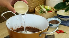 Bắc chảo nóng, cho vào 2 muỗng canh mỡ heo, nếu không có thì thay thế bằng dầu ăn. Cho vào nồi 20gr sả băm lúc nãy cùng 10gr tỏi băm, phi lên cho thơm. Tiếp theo múc vào nồi 4 muỗng canh mắm ruốc, xào 2 phút cho mắm ruốc dậy mùi. Nêm mắm ruốc với 3 muỗng canh đường và 3 muỗng canh nước lọc, khuấy đều cho gia vị hoà quyện. Đun nhỏ lửa 3 phút rồi múc 1 số lượng mắm ruốc đủ để chấm ra chén để riêng.