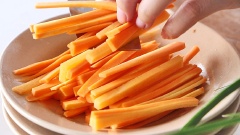 Cà rốt 2 củ rửa sạch, bào vỏ, cắt thành sợi nhỏ. Hẹ 50gr nhặt bỏ lá úa, rửa sạch, cắt khúc khoảng 3-4cm. Hành tím 5 củ, ớt sừng 4 trái cắt lát mỏng. Các bạn chọn giá đỗ sạch, an toàn để ngâm dưa giá - đảm bảo sức khỏe cho gia đình. Sau khi mua 1kg giá đỗ về, nhặt bỏ bớt rễ và giá đỗ hỏng, rửa sạch nhiều lần và để ráo.