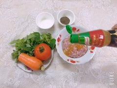 Cho giò sống và thịt heo, hành khô vào bát to cùng chút muối, mắm, Xốt Nêm Đậm Đặc Thịt Gà của Knorr, hạt tiêu và dầu ăn sau đó đánh nhuyễn hỗn hợp trên rồi bọc lại cho vào tủ lạnh khoảng 3 tiếng.