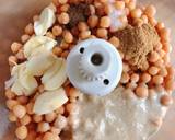 Lột 4 tép tỏi bỏ lõi, cho vào blender cùng đậu đã luộc và các nguyên liệu như trên