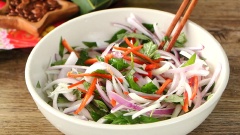 Hành tây và hành tây tím cắt mỏng rồi ngâm nước đá 30 phút sẽ giảm được vị hăng của hành. 2 trái ớt sừng và 30gr rau răm bạn cũng cắt sợi rồi trộn đều tất cả với 2 muỗng canh nước cốt chanh, 1 muỗng canh đường .