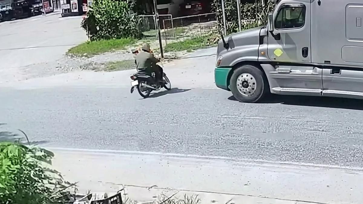 Sang đường sau xe tải, người đi xe máy tử vong sau va chạm - Báo Xây Dựng