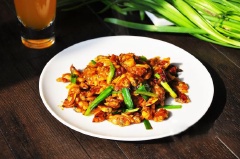 Cả nhà mình đều rất thích ăn món thịt nghêu xào cay này. Thịt nghêu dai dai rất ngon cơm. Ngoài ra vị cay nồng của món xào giúp ấm bụng cho những bữa cơm chiều mùa đồng nữa nhé!