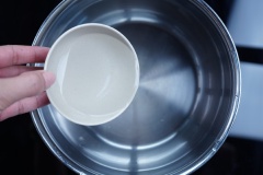 Bắc nồi lên bếp, cho lần lượt 4 muỗng canh mắm nêm, 1/4 chén nước lọc, thơm băm nhỏ, 3 muỗng cà phê đường, khuấy đều cho đường tan hết.