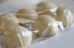 Lấy bột ra, vo thành những viên tròn, nhỏ. Cho bánh vào túi nylon, ủ thêm 10 phút nữa.