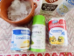 Đầu tiên cho 25g bột matcha và 30g đường vào ly rồi chế 100ml nước sôi vào, khuấy tan. Sau đó, chế sữa đặc vào hòa chung cho đều. Tiếp đó cho 150ml sữa tươi không đường, 30g sữa bột béo và 1/2 muỗng cà phê vani vào khuấy cho hỗn hợp tan đều.