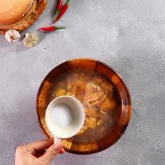 Đầu tiên, cho 500gr trứng cá vào âu, đổ ngập nước lọc, cho 2 muỗng canh rượu trắng, 1 muỗng cà phê muối vào rửa trứng cá cho bớt tanh rồi vớt ra rổ để ráo nước.