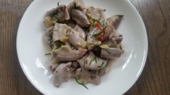 Rưới phần nước mắm đã chuẩn bị lên, thêm lá chanh vào và trộn đều cho ngấm. Sau khoảng 15 phút là có thể nhâm nhi được rồi. Lòng non giòn sần sật, vị cay cay, chua chua, ngọt ngọt và thơm lừng của tỏi, lá chanh sẽ làm cho bất kể thành viên nào trong gia đình bạn cũng thích.