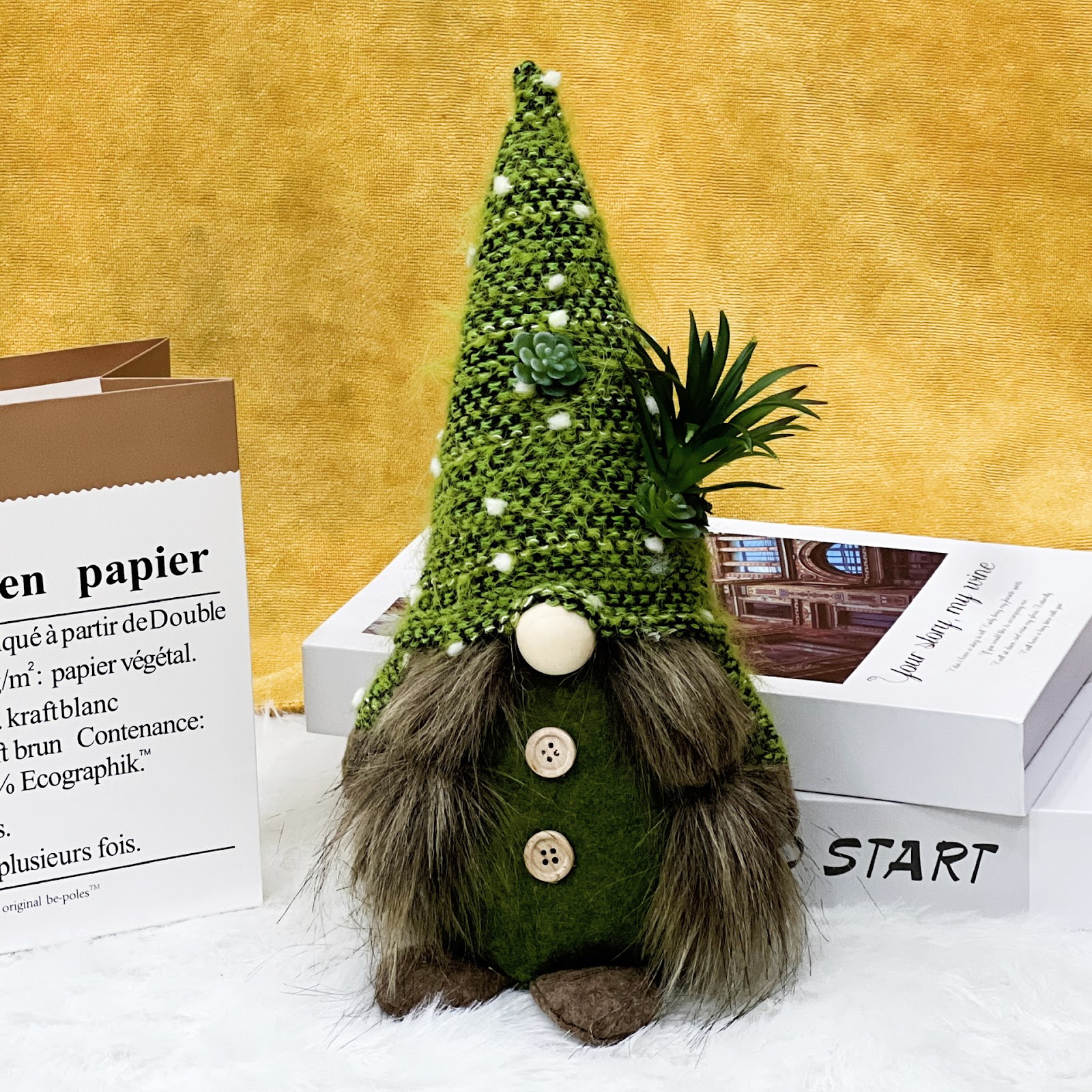Weihnachtswichtel mit Sukkulenten-Design