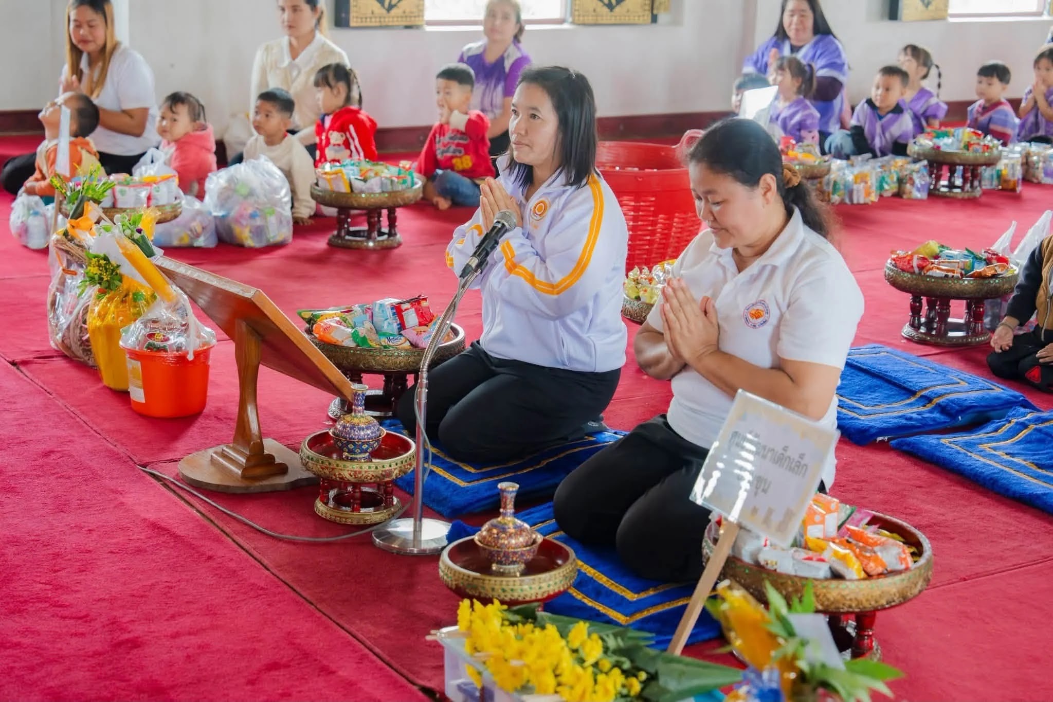 ภาพประกอบ ข่าวเกี่ยวกับนักเรียนตอนนี้มาแรง….เทศบาลตำบลบ่อหลวง โดยการนำของนายกเทศมนตรีประนอม  หล้าจู  ได้นำนักเรียนอนุบาล 9 โรงเรียน ในเขตตำบลบ่อหลวง มาทำกิจกรรมที่วัดบ้านขุน พระภิกษุ และพี่เ