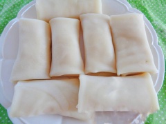 Trải lá bánh ra dĩa, cho sầu riêng vào rồi gấp 2 bên cuốn bánh lại. Làm như vậy cho tới khi hết nguyên liệu.