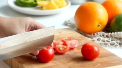 Cam gọt vỏ, cắt thành những khoanh dày 1cm, sau đó cắt khoanh cam ra làm 4. Cà chua bi cắt làm 4.