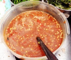 Phi thơm tỏi băm, hành tím băm với 2 muỗng canh dầu ăn, cho tôm tươi, cà chua vào, đảo đều. Nêm gia vị 1/2 muỗng cà phê muối, 1 muỗng canh nước mắm, 1 muỗng canh đường trắng, 1 muỗng cà phê ớt băm, đảo đều tất cả trong khoảng 1 phút.