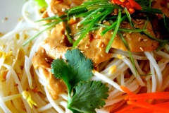 Trong một tô, cho mì vào, đổ nước sốt lên mì. Thêm các loại rau củ, ngò rí cắt nhỏ, mè rang lên trên rồi thưởng thức.