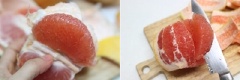 Đầu tiên, gọt vỏ, tách múi bưởi. Ngâm lá gelatine vào nước lạnh khoảng 10 phút.