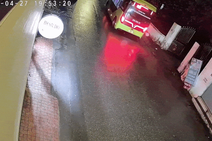 Clip: Tránh xe bus, xe tải phanh gấp làm trào bùn đất ra đường - Báo Tiền Phong