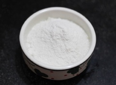 2g hoa đậu biếc cho vào tô ngâm với 500ml nước nóng, sau 5 phút hoa ra hết màu thì lọc bỏ bã hoa, giữ lại nước cốt. Trộn đều 5g bột rau câu dẻo với 100g dường. Cho nước hoa đậu biếc vào nồi, đun sôi rồi đổ hỗn hợp bột rau câu vào nồi, khuấy đều cho nguyên liệu hòa tan hết. Sau đó đổ thạch vào khuôn viên tròn, chờ nguội một chút rồi cho vào tủ lạnh cho nhanh đông.