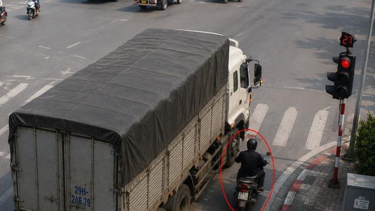 Cục CSGT chỉ cách xóa điểm mù xe tải lớn, tài xế nên biết - Báo Sức Khỏe &amp; Đời Sống