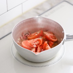 Bỏ cuống và khứa chữa thập lên trái cà chua, đặt cà chua trong nước sôi, ngâm khoảng 1 lúc rồi tiến hành bóc bỏ vỏ cà chua và cắt cà chua thành múi cau. Cho dầu ô liu vào nồi và thêm các thành phần nước sốt cà chua gồm: 5 lát thịt xông khói thái nhỏ, 1 muỗng canh hành tây băm, 1 muỗng cà phê tỏi băm, 1 muỗng cà phê muối, 1 muỗng canh đường, lá oregano xay và 1/4 muỗng cà phê tiêu. Đổ vào 2 cốc nước, đun sôi nồi cà chua và dùng muỗng nghiền cho cà mịn thành sốt.