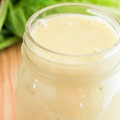 Nước sốt mayo mù tạt phô mai cực kì dễ dàng nên ai đang muốn tìm một món sốt để chấm hoặc trộn salad thì tuyệt đối đừng bỏ qua công thức này nhé. Đảm bào chỉ cần có sốt này là ai cũng khen tới tấp hết đấy.