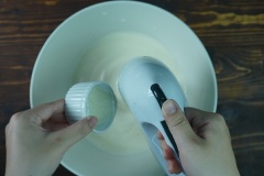 Để máy ở tốc độ thấp nhất, khuấy nhẹ, cho dầu ăn và sữa hoà vào nhau rồi từ từ đổ men theo thành âu. Đánh đều cho hỗn hợp làm bánh bông lan hoà quyện.