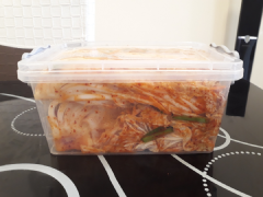 Mang bao tay vào, phết đều phần sốt lên từng bẹ cải, quết đều cho gia vị ngấm đều vào cải.Cuộn chặt cải hoặc xếp đều vào hộp,đậy nắp kín.Để ở nhiệt độ phòng từ 1-2 ngày cho cải lên men, sau đó cho vào ngăn mát tủ lạnh để hạn chế quá trình lên men khiến cải quá chua. Nên dùng trong khoảng 1 tuần.