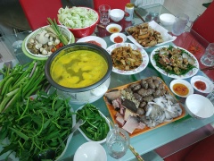 Bắc nồi lẩu lên bếp, phi chút hành và tỏi cho thơm. Sau đó đổ nước vào, cho nước cốt chanh dây và thơm đã lọc vào luôn nhé. Chờ 10 phút đến khi sôi, chỉnh lửa về để sôi nhẹ. Thêm chút đường, muối, bột ngọt, bột nêm vừa ăn.