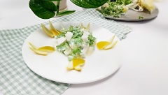 Cuối cùng bày trí vỏ 5 vỏ cam đã cắt tỉa ra đĩa sao cho đẹp mắt, dùng muỗng gắp salad cho vào gọn dàng giữ đĩa là có thể dọn lên bữa tiệc rồi nhé! Món salad đậu hũ non trộn cam và rau mầm đơn giản và ngon miệng, thích hợp cho chị em ăn kiêng giảm cân rất hiệu quả. Đặc biệt món này còn có thể dùng cho cả những ngày ăn chay nữa nhé!
