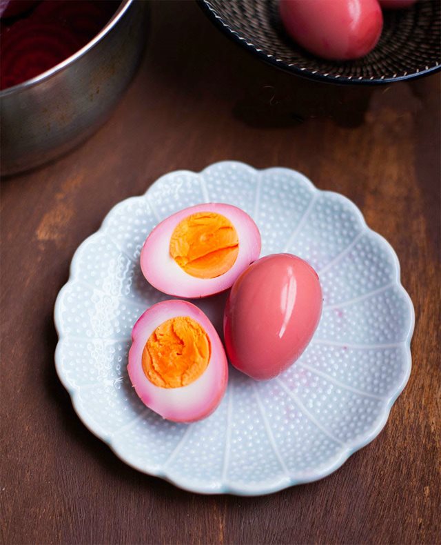 Trứng Ngâm Chua Ngọt Màu Hồng