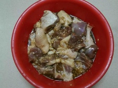 Cho thịt vịt vào tô lớn, nêm 2 muỗng canh nước mắm, 1 muỗng cà phê đường, 1 muỗng cà phê hạt nêm, hành và tỏi băm (chừa lại 1 ít để phi) vào cùng thịt vịt. Trộn đều và để thịt thấm gia vị khoảng 20 phút.