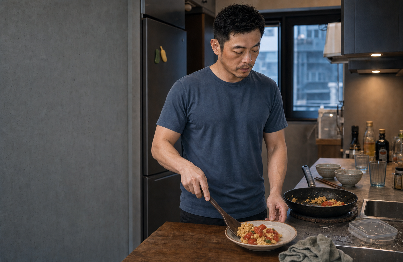 在日常生活中準備餐食的男性