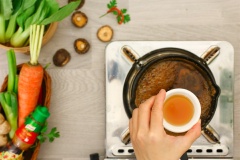 Làm sốt chấm gà cuộn rau củ: Đun 3-4 muỗng canh nước, 2 muỗng canh nước tương, 1 muỗng canh tương ớt, 3 muỗng canh xốt nêm thịt gà knorr, 3 muỗng cà phê đường và 1 muỗng canh dầu hào.