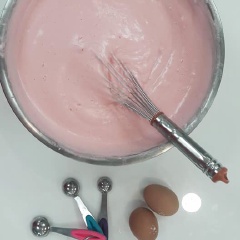 Sau đó, tách lòng đỏ và lòng trắng trứng gà để chuẩn bị tạo thành hai hỗn hợp riêng biệt. Hỗn hợp thứ nhất bao gồm: lòng đỏ trứng gà + 80g sữa tươi, 60g bột bắp, 60g bột mì, 40g đường trắng. Trộn đều hỗn hợp thứ nhất với nhau. Hỗn hợp thứ hai gồm: lòng trắng trứng + 1 ít cream of tartar, đường bột, ít muối. Đánh bông hỗn hợp thứ 2 đến khi xuất hiện chóp nhọn. Sau đó lấy 1/3 hỗn hợp thứ hai cho vào hỗn hợp lòng đỏ, trộn đều. Phần còn lại của hỗn hợp thứ hai chia 2 phần đều nhau lần lượt cho vào hỗn hợp thứ nhất, dùng cây vét bột fold theo một chiều tránh làm vỡ bọt khí. (Đến đây bạn có thể thêm màu vào và cân chỉnh lượng màu vừa ý)