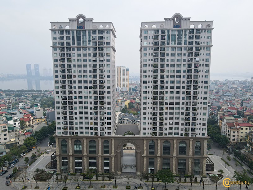 <p>T&acirc;y Hồ Residence c&oacute; chủ đầu tư l&agrave; C&ocirc;ng ty CP Đầu tư X&acirc;y dựng Ph&aacute;t triển Nh&agrave; số 7 HN (Handico 7) , được x&acirc;y dựng tr&ecirc;n diện t&iacute;ch 2,4ha. Quy m&ocirc; của dự &aacute;n được ph&acirc;n bổ th&agrave;nh khối nh&agrave; cao tầng v&agrave; khối nh&agrave; thấp tầng, cụ thể như sau:</p>
<ul>
<li>4 t&ograve;a th&aacute;p căn hộ cao 15 &ndash; 27 tầng</li>
<li>28 biệt thự liền kề</li>
</ul>