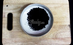 Cho bánh oreo vào túi nilon. Dùng chày dầm nhuyễn thành bột.