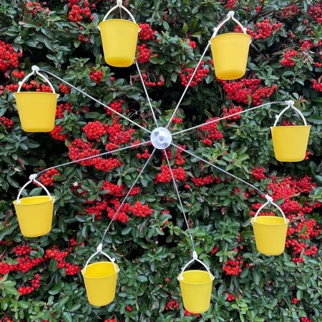 Vogel-Futterstation im Raddesign aus Eisen