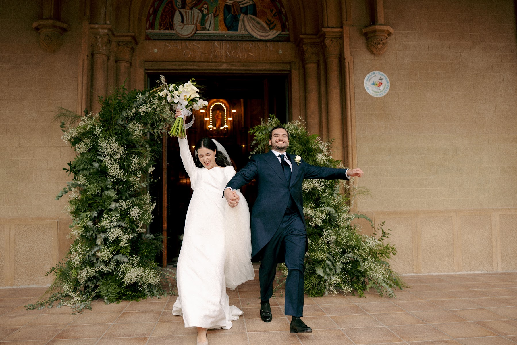Helen y Pedro saliendo de la iglesia el día de su boda