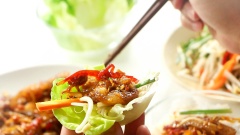 Vậy là món tai heo xào sả ớt đã hoàn tất rồi đó. Mùi thì thơm nức, hương vị lại đậm đà, tai heo xào giòn sần sật vừa ăn vừa suýt soa cực kì đã luôn.