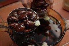 Sên đường, lá thơm vào nồi chè, đun thêm 15 phut, nhỏ lửa cho đường ngấm đều.