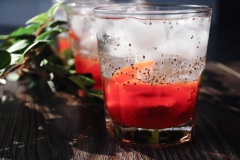 Những ngày trời nắng nóng, múc sirup ra ly rồi chế thêm soda hoặc nước lọc, thêm ít hạt chia, vài viên đá nữa là bạn đã có một món giải khát đẹp mắt ngon lành, thách thức thời tiết rồi.