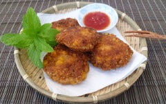 Gắp ra đĩa, món ăn đã xong rồi cả nhà ơi. Món này mà chấm cùng tương ớt thì ngon tuyệt luôn.