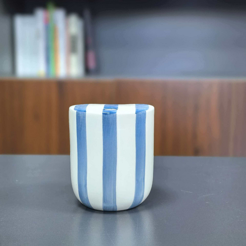 Keramik-Kaffeetasse mit handgemalten Streifen
