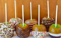 Sau đó cho táo ngay vào ngăn mát tủ lạnh để làm đông lớp kẹo caramel. Khi ăn, bạn cho kẹo táo ra đĩa là có thể thưởng thức được rồi. Bạn cũng chú ý không đun kẹo caramel trực tiếp trên lửa nếu không kẹo caramel sẽ bị cháy mà phải đun bằng hơi nước như trên nhé.