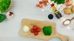 Rửa sạch 250gr thịt bò, cắt thành miếng vuông vừa ăn. Cắt miếng vuông 50gr ớt chuông xanh và 30gr hành tây với kích cỡ tương đương miếng thịt, bổ đôi cà chua bi.