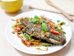 Bày trí cá chiên ra đĩa dùng nóng với cơm hoặc bún. Cá chim chiên nước tương với thịt cá béo thơm, quyện đều nước sốt cay thơm, đậm hương.
