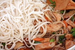 Khi tất cả rau củ cùng thịt gà đã hòa quyện, bạn xào thêm 30 giây nữa rồi cho mì trứng vào, tiếp tục đảo đều cho hỗn hợp mì, rau củ, sốt hòa quyện vào nhau rồi tắt bếp.