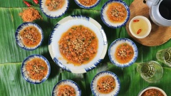 Bánh bèo chén hấp chín, nhân bánh cũng đã chuẩn bị xong, nước mắm cũng đã hoàn thành. Giờ chỉ việc múc nhân tôm thịt lên trên mặt bánh bèo rồi dọn cùng bát nước chấm là có thể thưởng thức được rồi. Cuối tuần các bạn nhất định phải thử cách làm bánh bèo chén miền Trung này để đãi cả nhà nhé!!